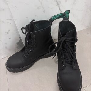 Solovair - Black Greasy Grain 8 Eye Derby Boot, 6 Mens / 7 Womens